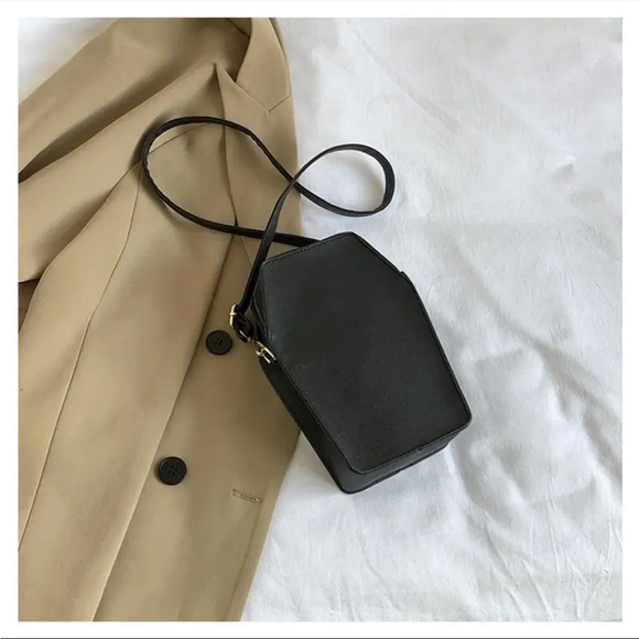 🆕 Tombstone - Coffin “Never Trust The Living” Crossbody Bag - Beetlejuice - Picture 7 of 16